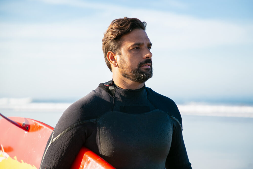 Surfer wearing a wetsuit made of neoprene